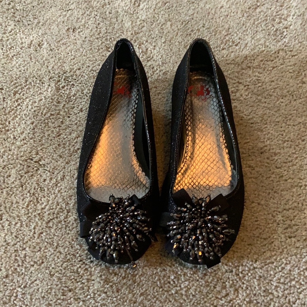 Girls black dress shoes. Slight heel. Size 1y.